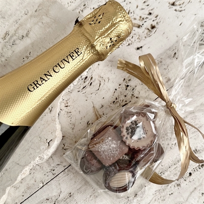 Smukt træskrin med Italiensk Spumante og 9 stykker Luksus dessertchokolade